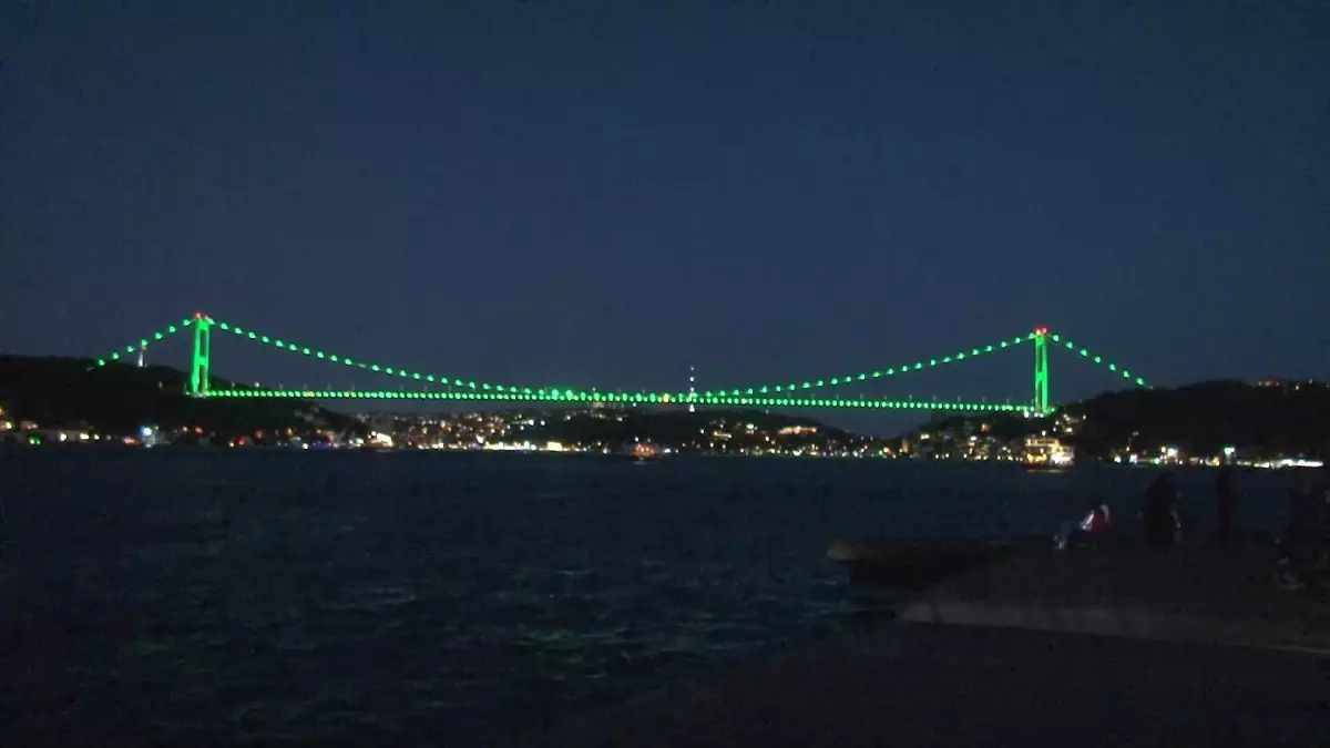 Fatih Sultan Mehmet Köprüsü, Skolyoz Farkındalık Günü İçin Yeşil Aydınlatıldı