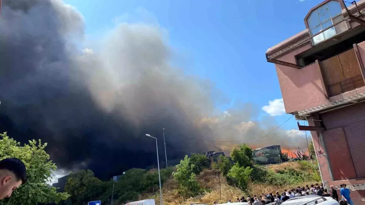 Gaziosmanpaşa'da Atık Toplama Merkezinde Yangın