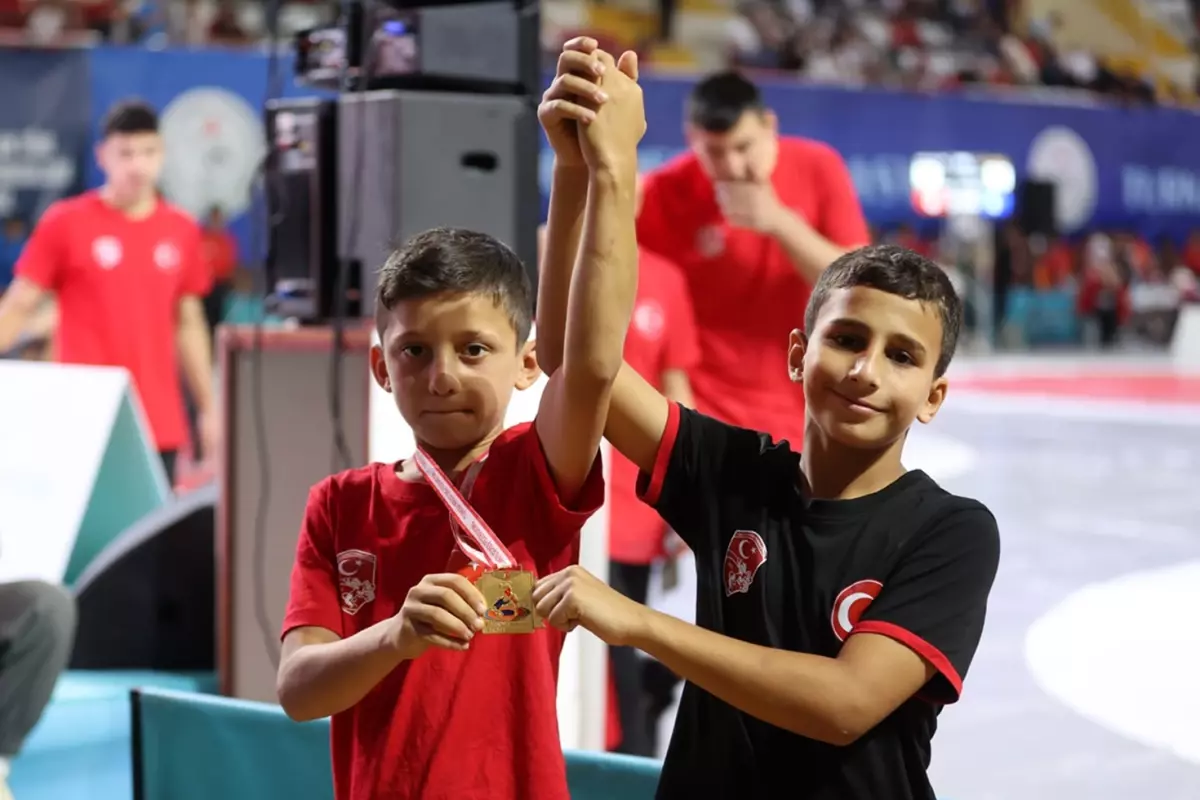 Hükmen galibiyeti kabul etmeyip güreşti, mağlup olunca 'en centilmen' seçildi