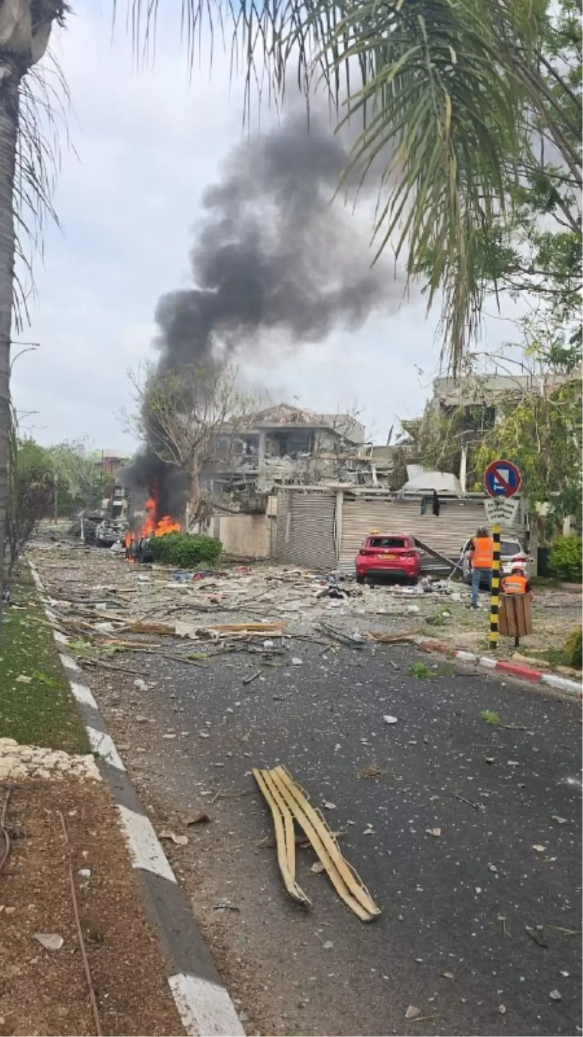 İran, İsrail'e 30 Füze Fırlattı: Yaralılar ve Hasar Var
