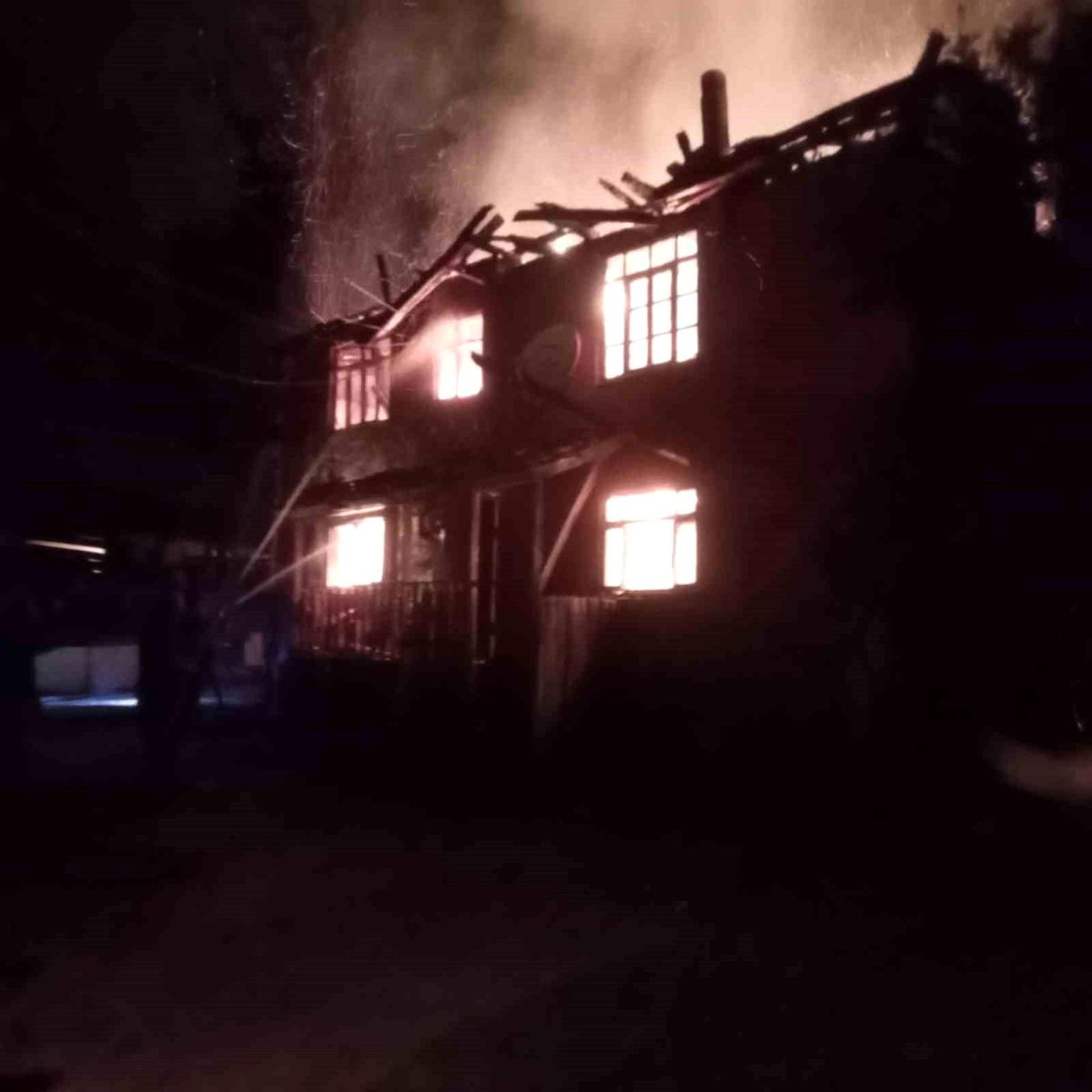 Kastamonu'da İki Katlı Ahşap Ev Yangında Kullanılamaz Hale Geldi