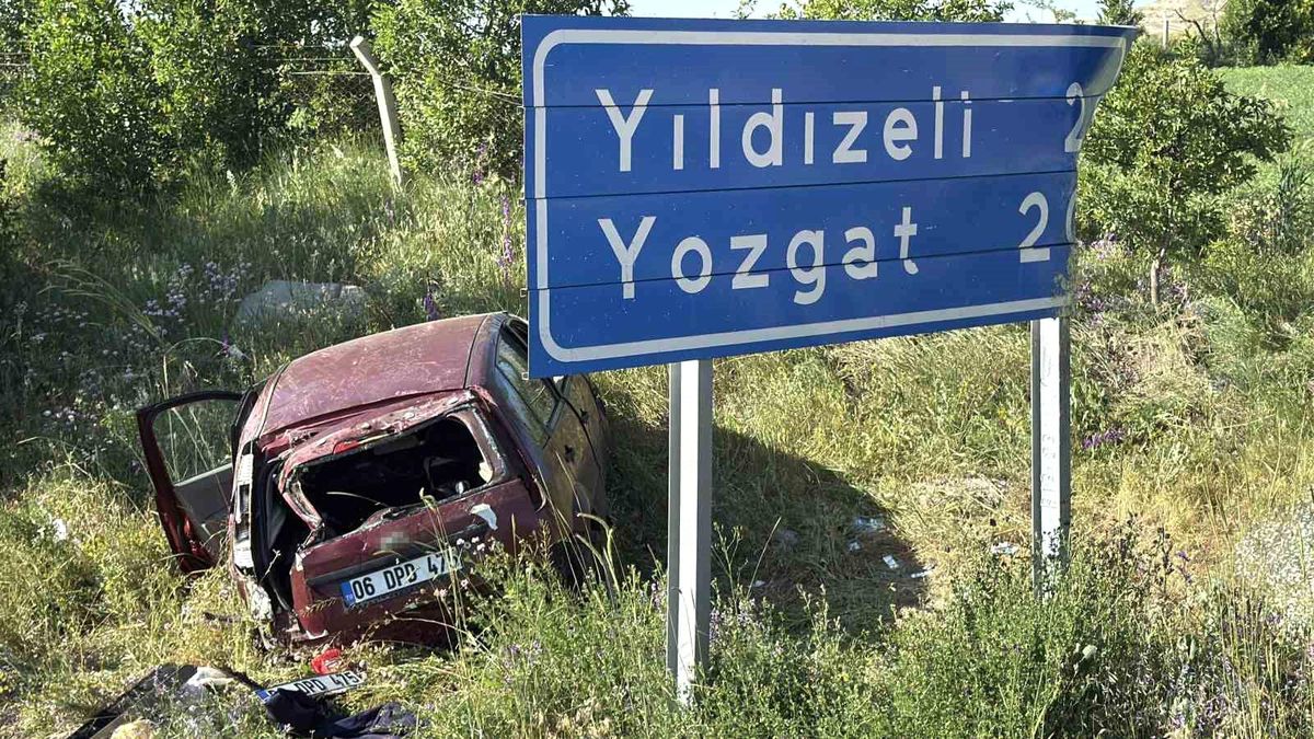 Sivas'ta Kontrolden Çıkan Otomobil Şarampole Uçtu: 3 Yaralı