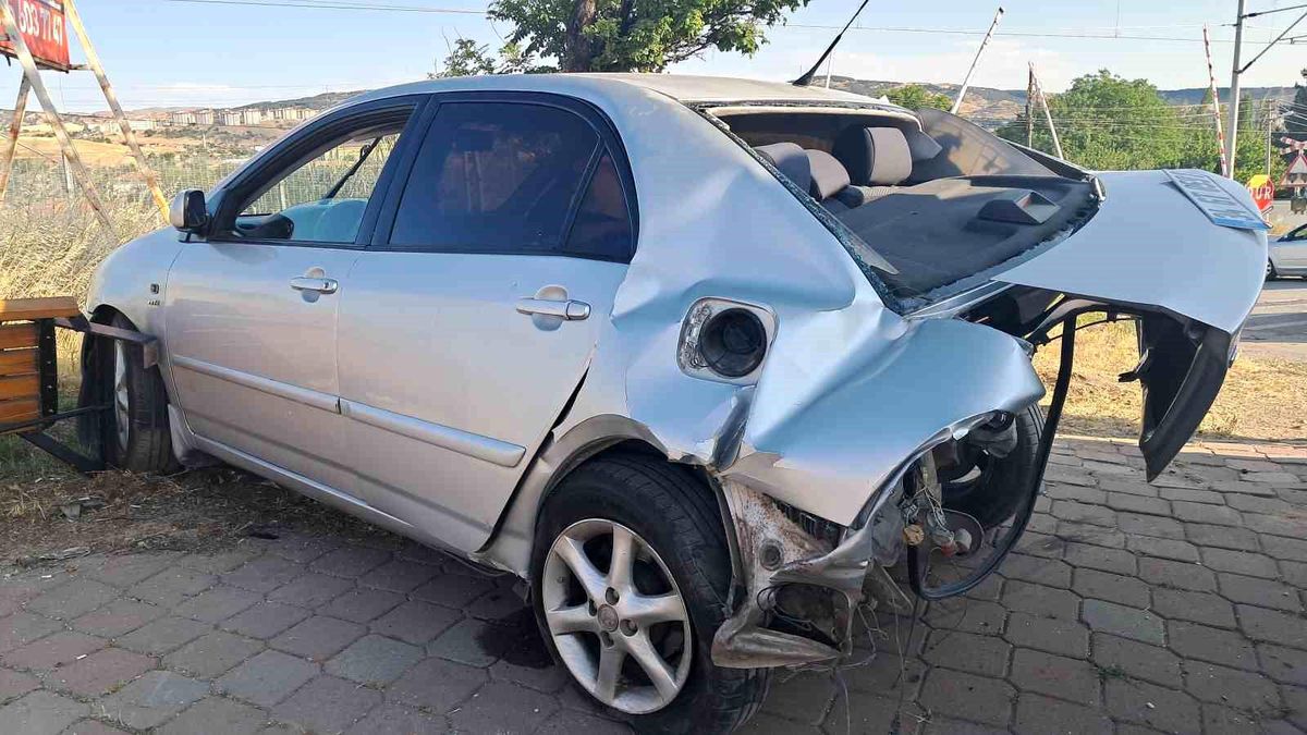 Kırıkkale'de Lüks Otomobil Kazasında 3 Kişi Yaralandı