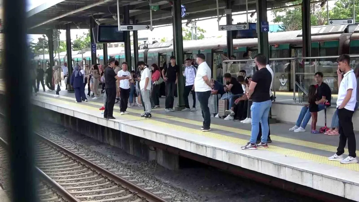 Marmaray'da Teknik Arıza Yolcuları Zorladı