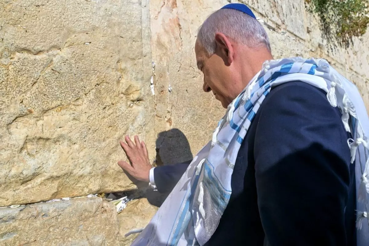 Netanyahu, Trump'a Ağlama Duvarı'nda dua etti, dünyanın beklediği mesajı da verdi