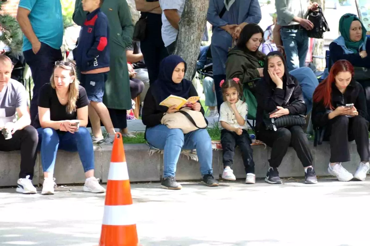 Eskişehir'de Veliler, AYT Sınavını Beklerken Kamp Yaptı