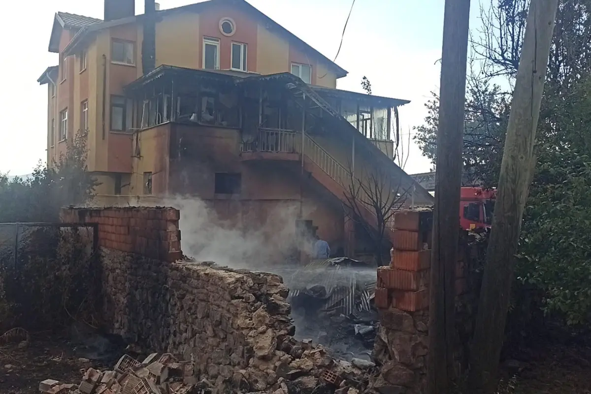 Otları temizlemek isterken komşusunun evini yaktı