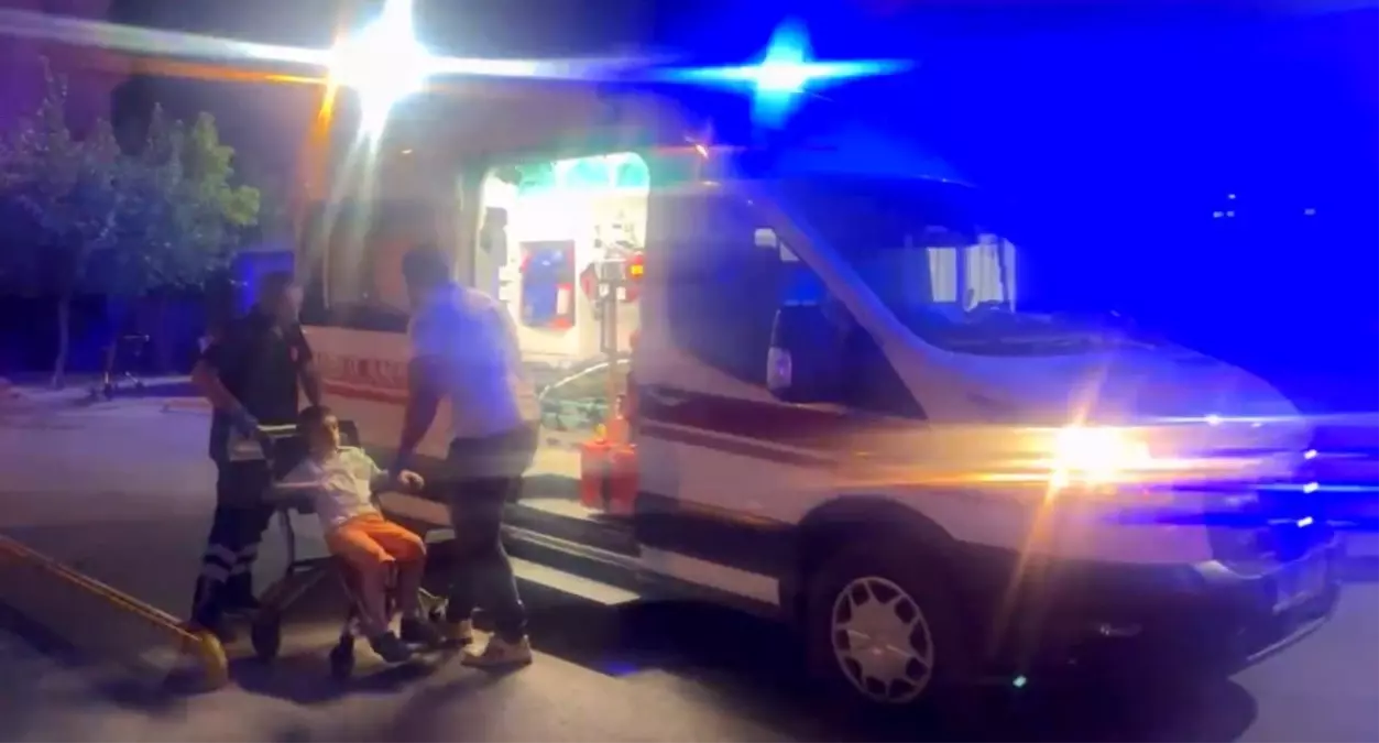 Adıyaman'da Otomobil Şarampole Yuvarlandı: 4 Yaralı