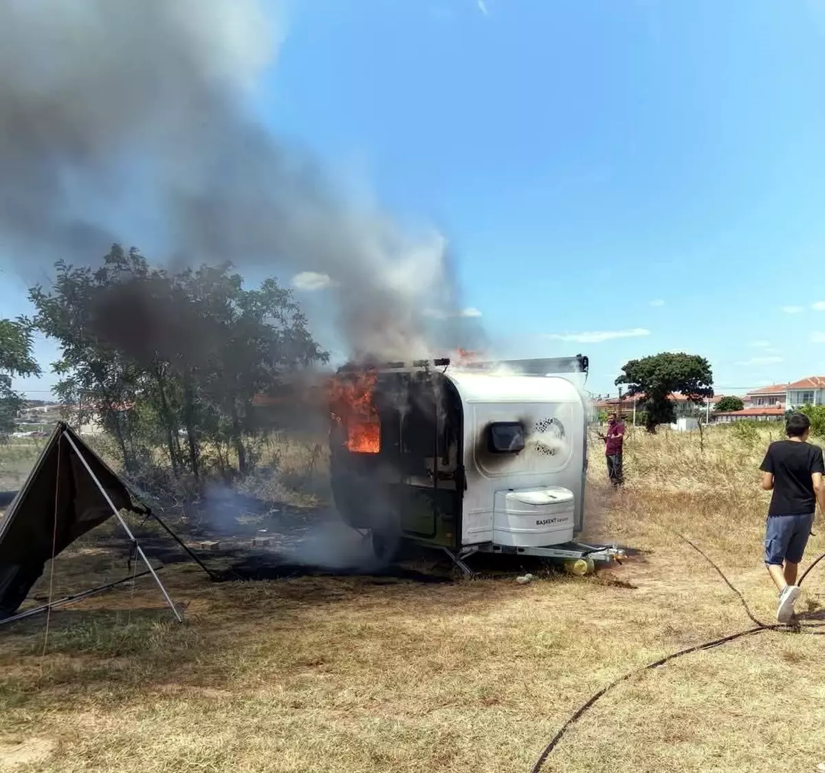 Enez'de Park Halindeki Karavan Yangında Kullanılamaz Hale Geldi