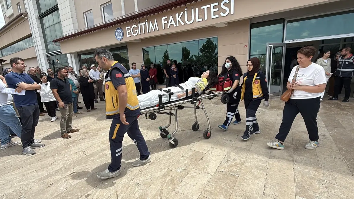 Sivas'ta YKS Sınavında Bayılan Öğrenci Ambulansla Taşındı