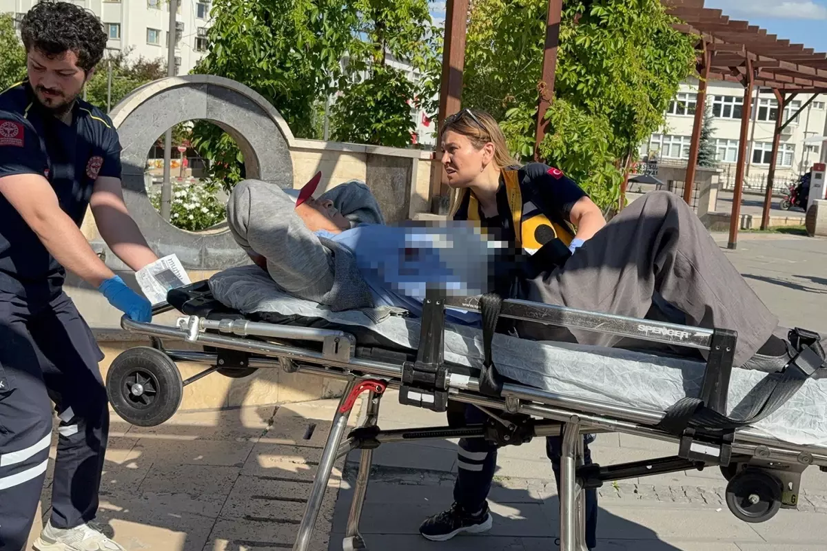Parkta dört yerinden bıçaklanarak yaralandı