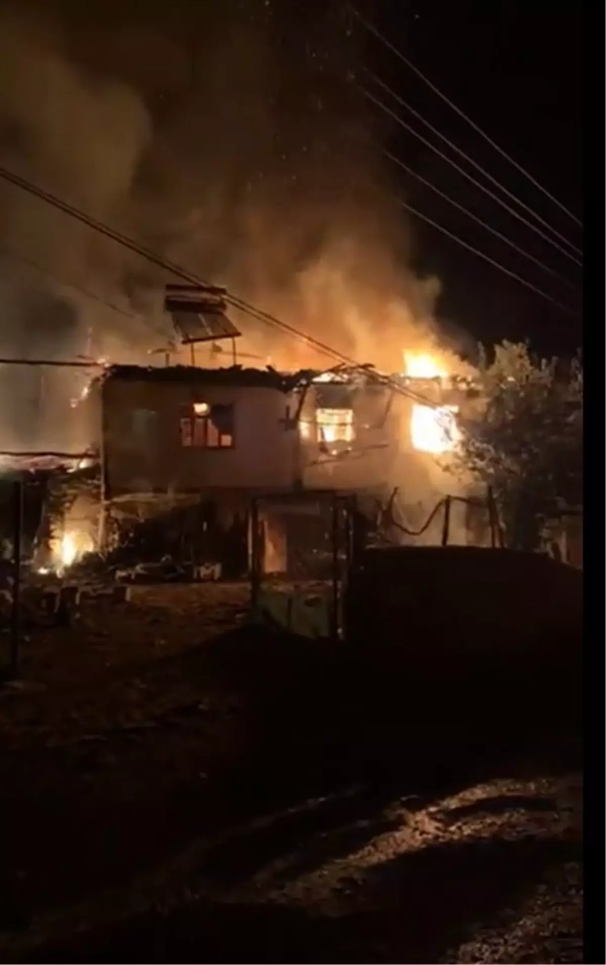 Tokat'ta Çıkan Yangında Ahşap Ev Kullanılmaz Hale Geldi