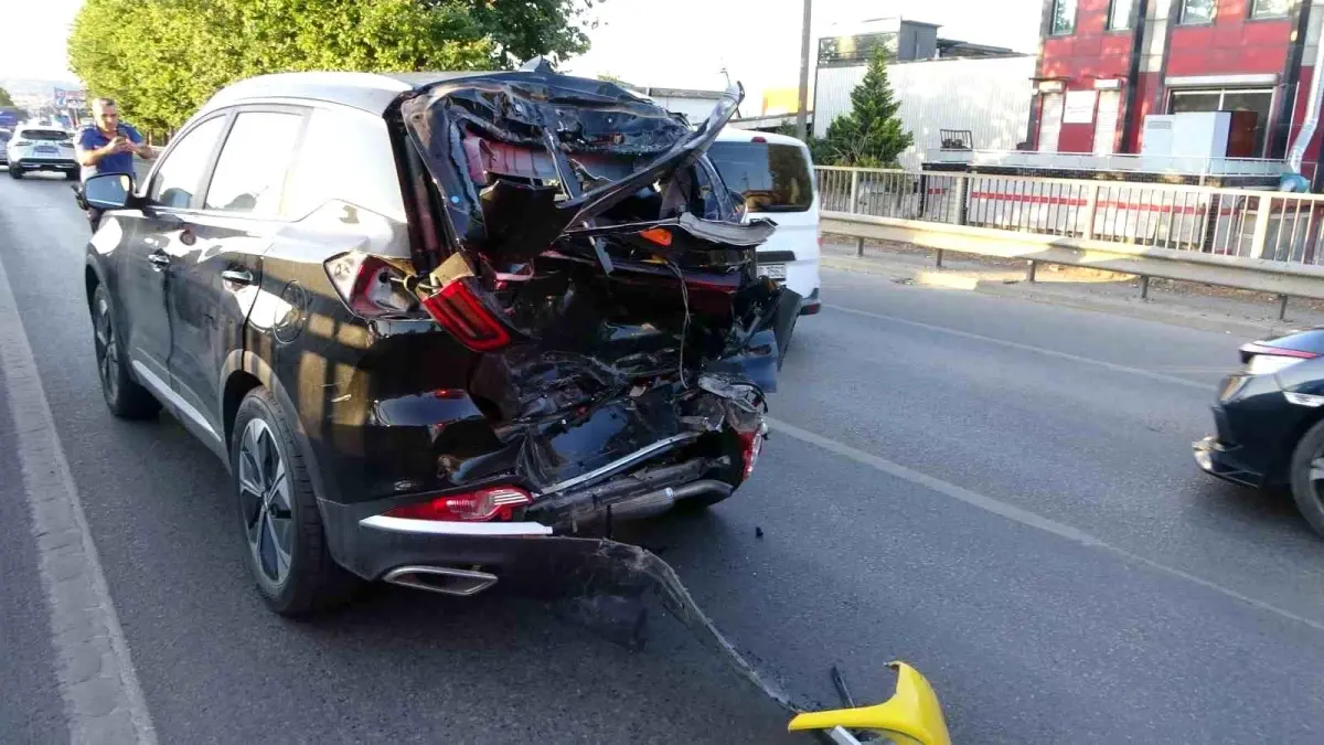 Kocaeli'de Yeni Alınan Araç Kamyonla Çarpıştı: Sürücü Yaralandı