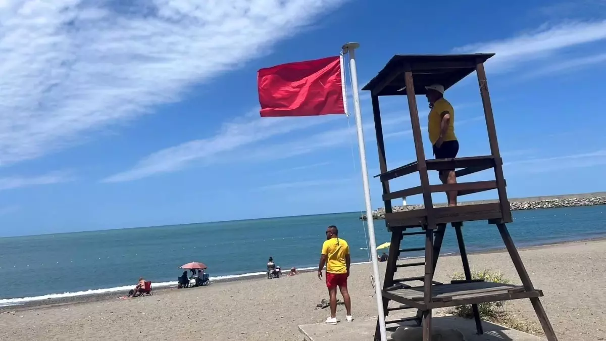 Filyos'ta Tehlikeli Deniz Koşulları Nedeniyle Kırmızı Bayrak Çekildi