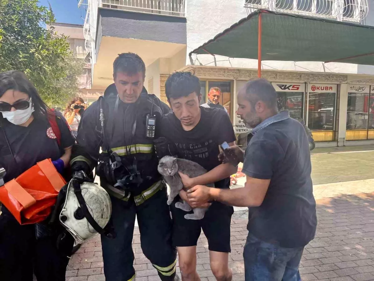 Antalya'da Yangın: Yalnız Yaşayan Genç ve Kedisi Kurtarıldı