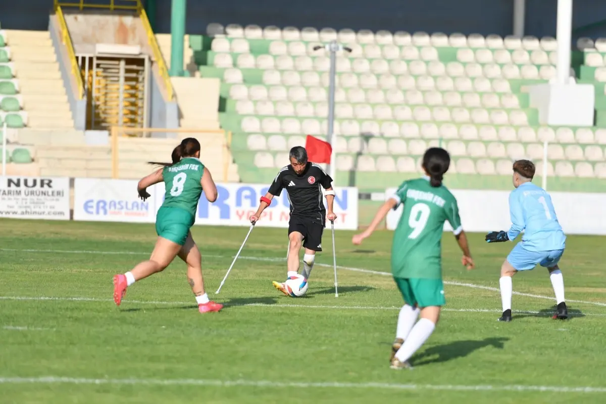 A Milli Ampute Futbol Takımı Kırşehir'de Kadın Futbol Takımı ile Gösteri Maçı Yaptı