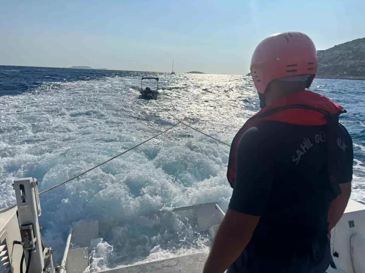 Sahil Güvenlik, Kaş'ta Sürüklenen Tekneyi Kurtardı