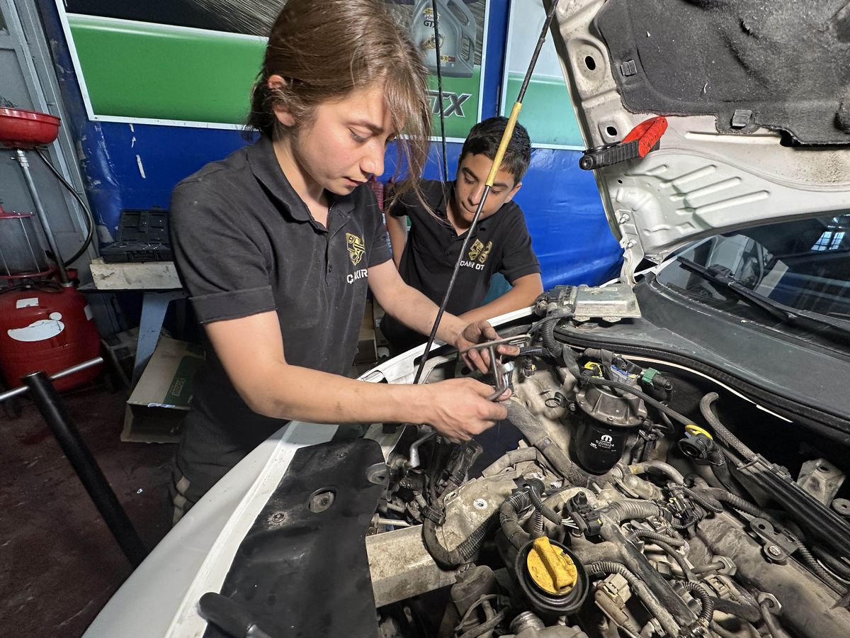 Araçlara meraklı İncilay, sanayide kalfa oldu; tek başına motor tamir ediyor