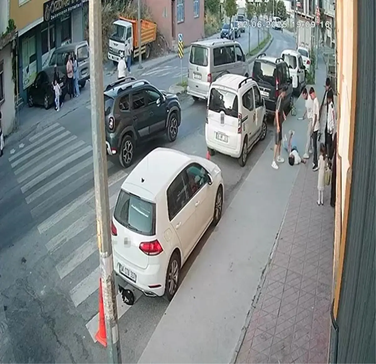 Arnavutköy'de Gençlere Sopa ile Saldırı: Olay Kamerada
