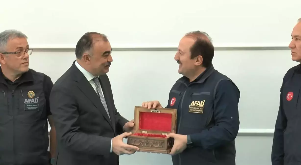 Azerbaycan Büyükelçisi'nden AFAD Personeline Rozet