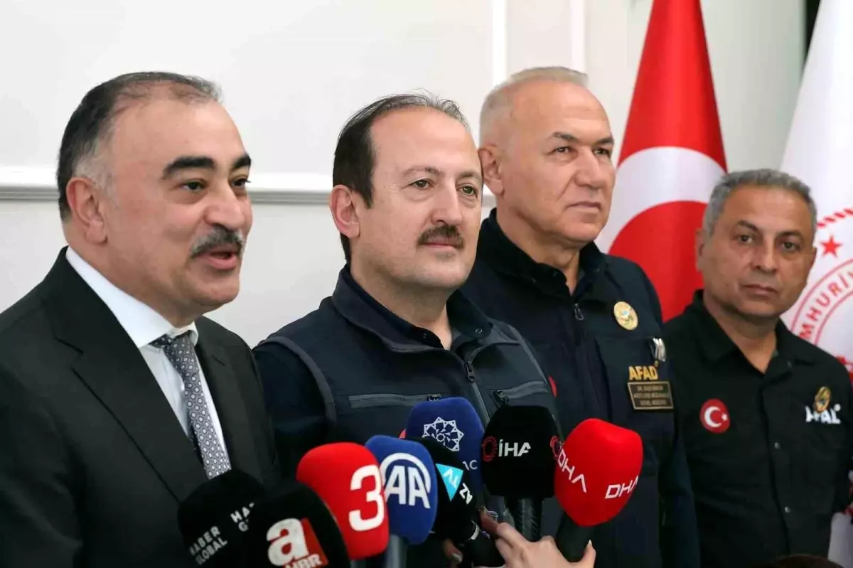 Azerbaycan Büyükelçisi Mammadov, AFAD Personeline İşbirliği Rozeti Takdim Etti