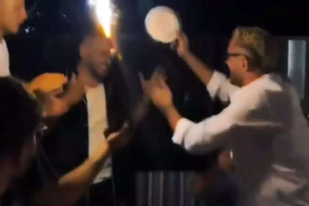 Barış Alper Yılmaz, arkadaşının kafasında tabak kırdı