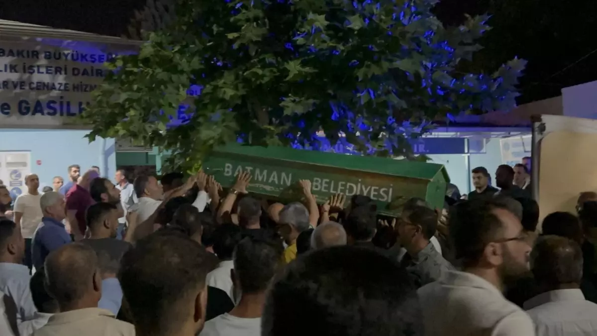 Diyarbakır'da Kazada Hayatını Kaybeden Şube Müdürü Toprağa Verildi
