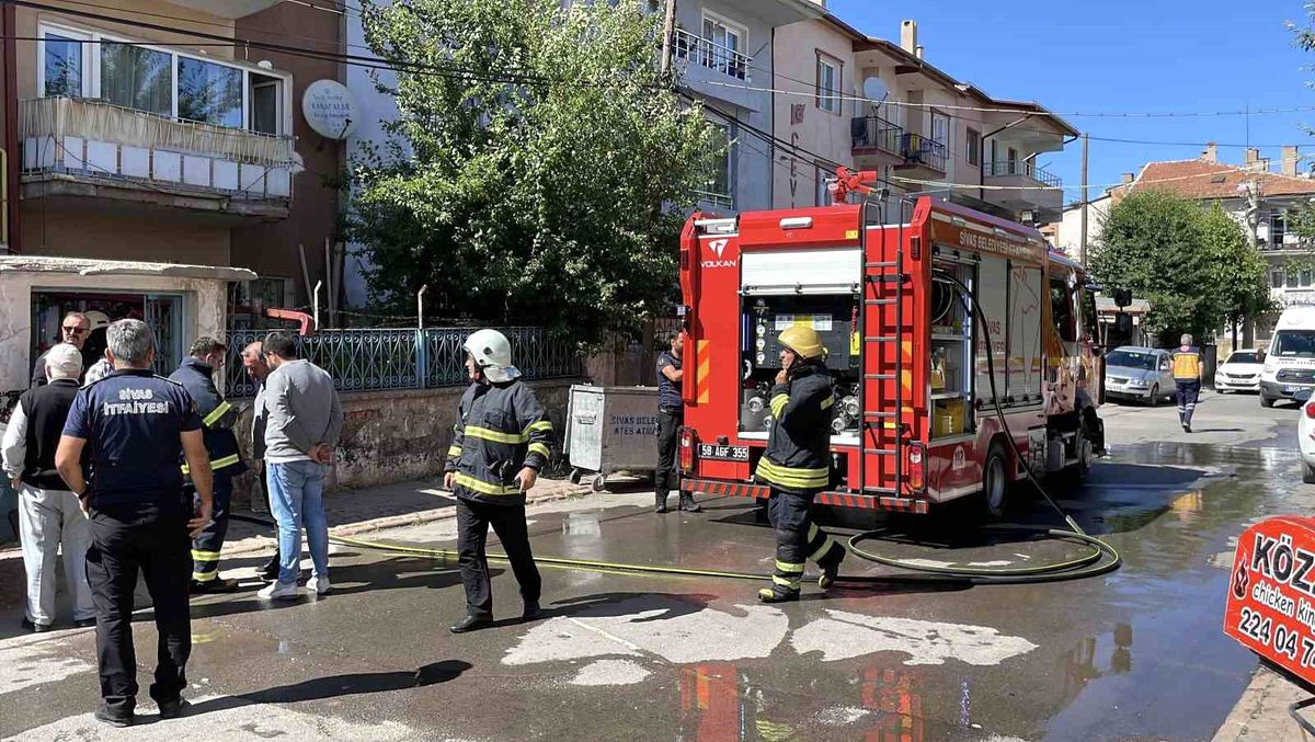 Sivas'ta Apartman Yangını: 5 Kişi Dumandan Etkilendi