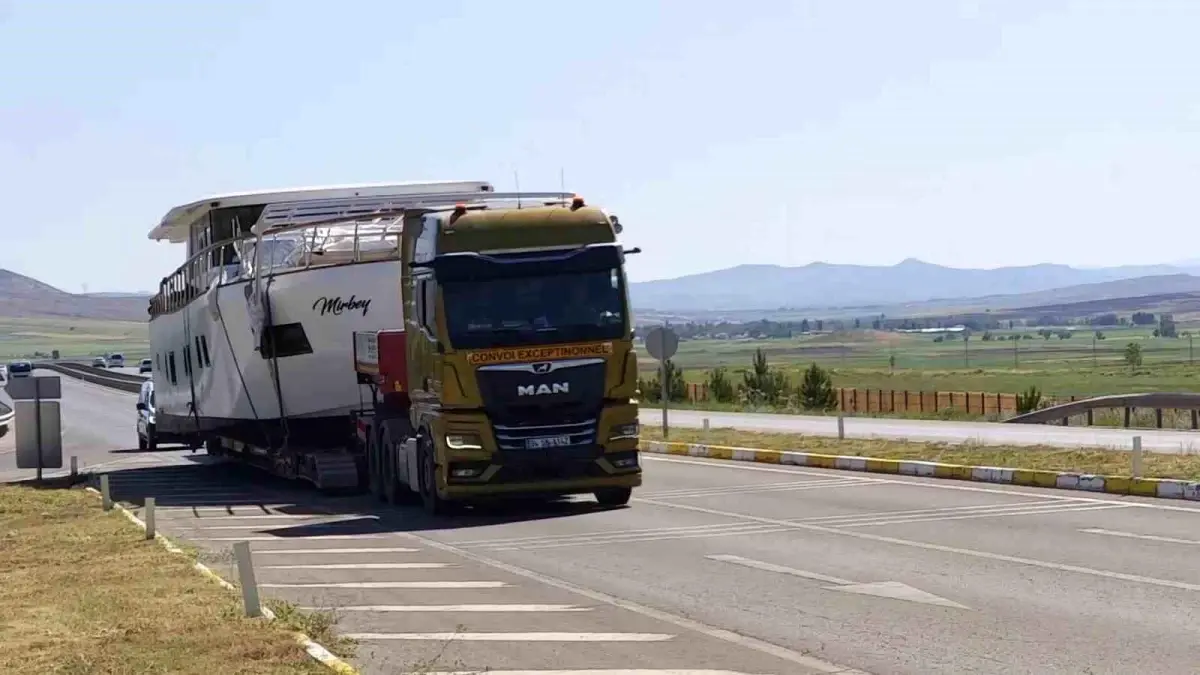 Sivas'ta Karayolunda Yüzen Yat Şaşkınlık Yarattı