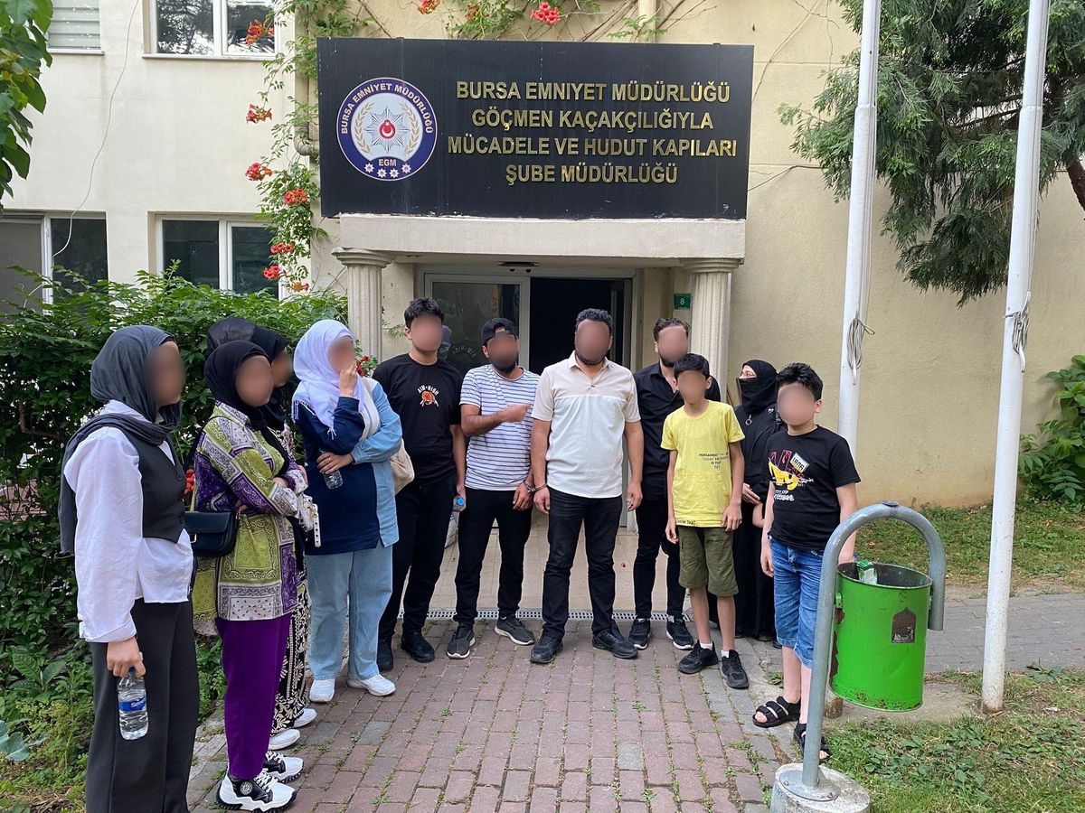 Bursa'da 12 Kaçak Göçmen Yakalandı, Ev Sahibi Gözaltına Alındı