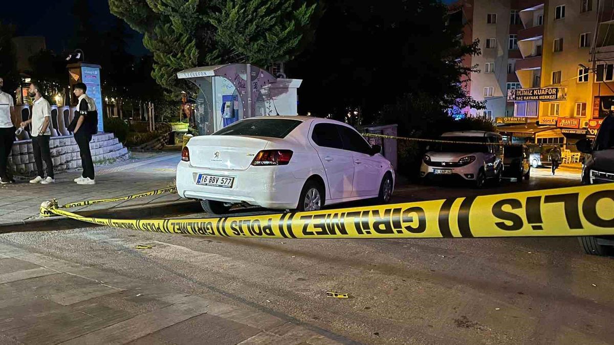 Bursa'da Park Halindeki Araç Kurşunlandı