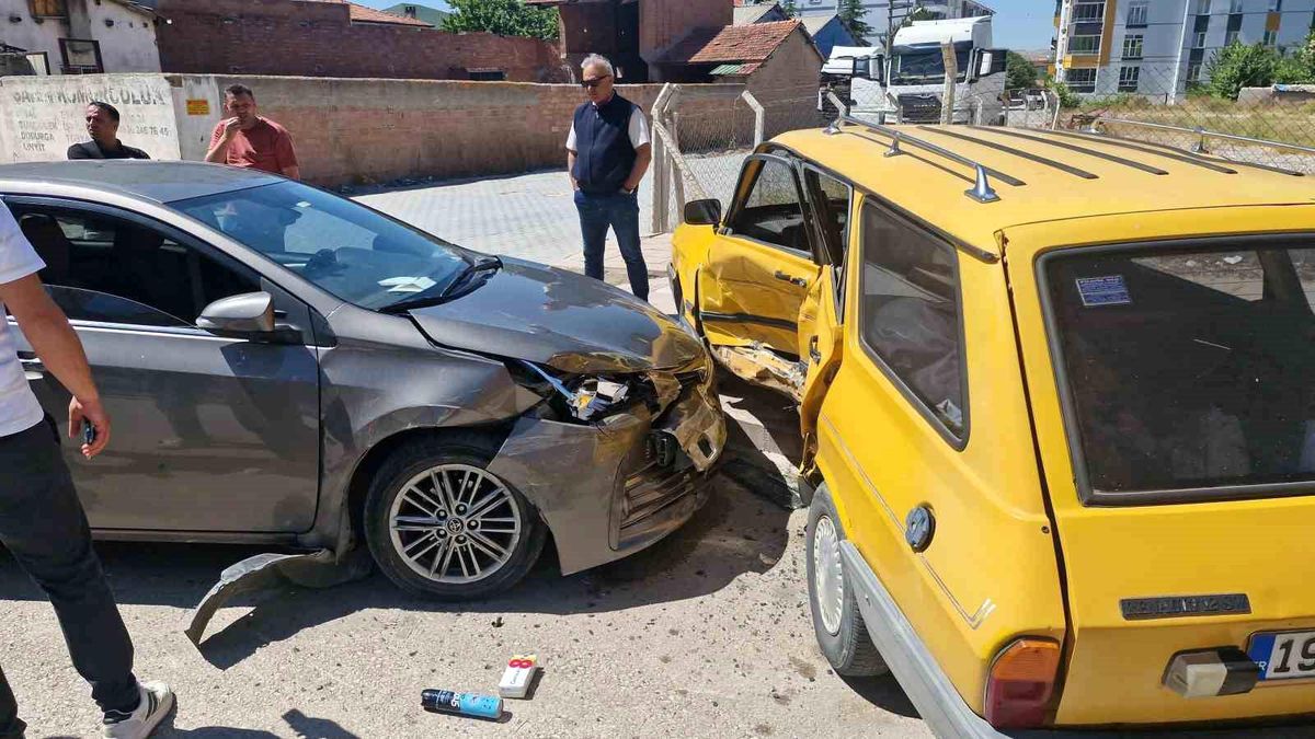 Çorum'da Trafik Kazası: 3 Yaralı