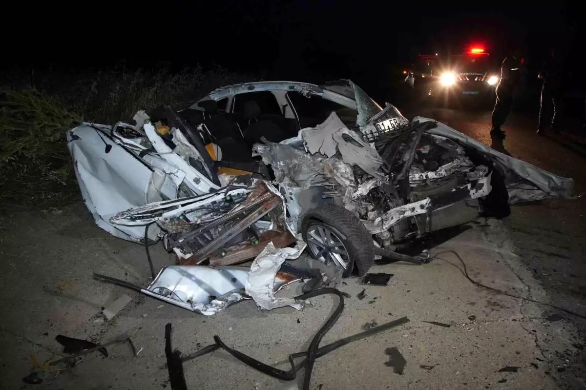 Edirne'de Trafik Kazası: Otomobil Tıra Çarpıp Hurdaya Döndü