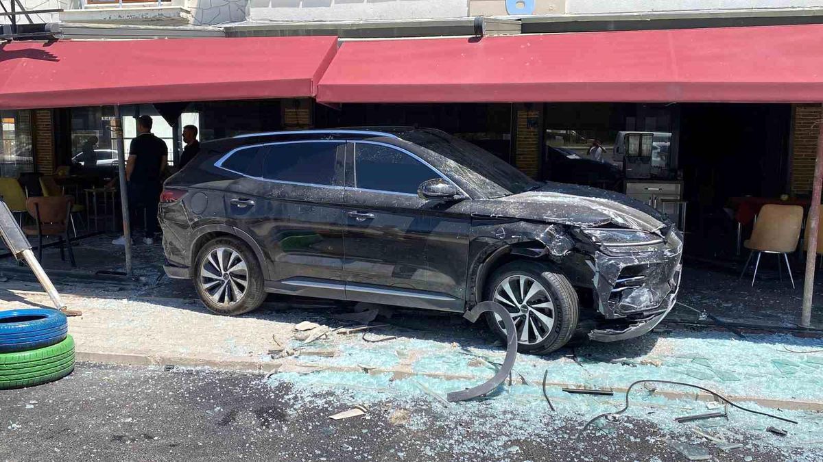 Elazığ'da Trafik Kazası: Araç Kafeye Daldı, 1 Yaralı
