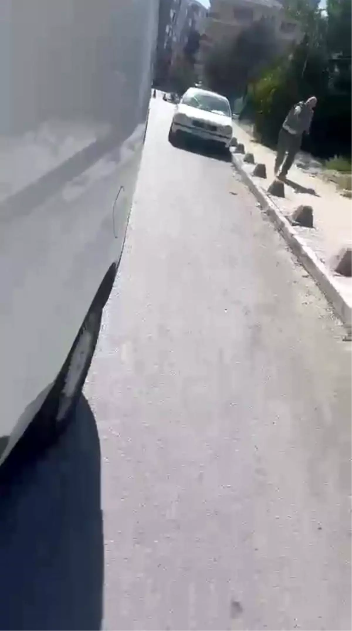 Esenyurt'ta Yaya ile Sürücü Arasında Taşlı Kavga