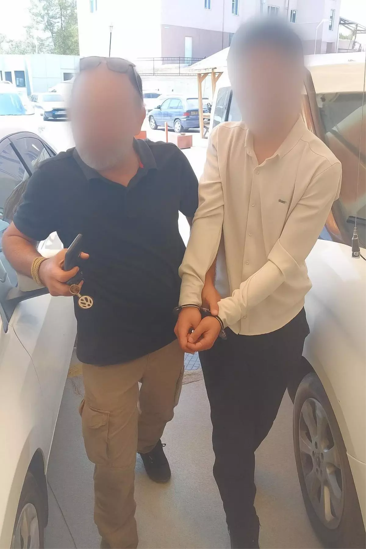 Eskişehir'de AK Parti Tanıtım Standına Zarar Veren Şüpheli Gözaltına Alındı