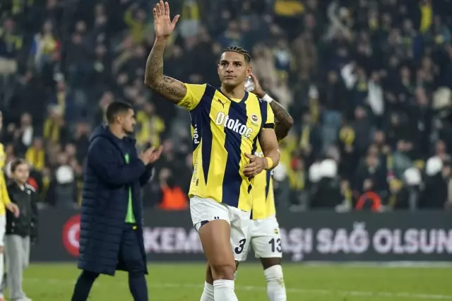 Fenerbahçe'nin çuvalla para verip aldığı futbolcu saçını pembeye boyattı Fenerbahçe'nin çuvalla para verip aldığı futbolcu saçını pembeye boyattı