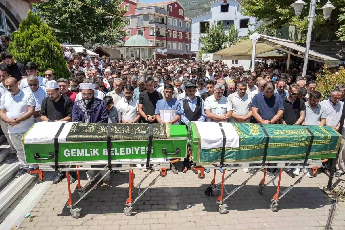 İznik Gölü'nde Boğulan Kuzenler Gözyaşlarıyla Toprağa Verildi