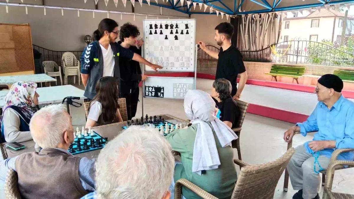 SUBÜ Satranç Topluluğu'ndan Huzurevi Sakinlerine Satranç Eğitimi