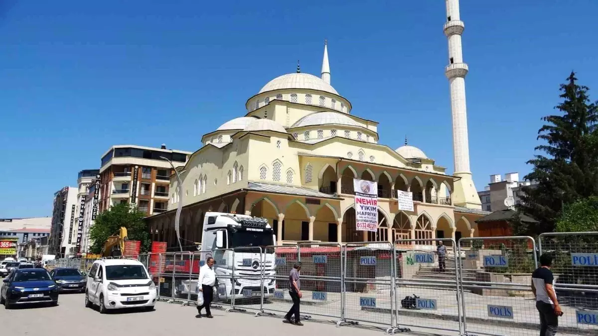 Hz. Ömer Camii Yıkım Çalışmaları Başladı, Esnaflar Dükkanlarını Boşaltıyor