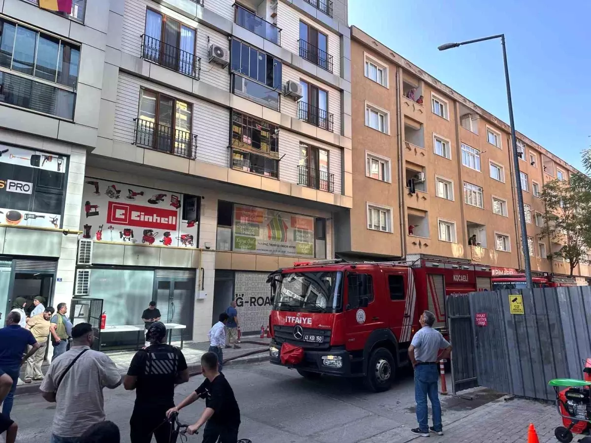 Kocaeli'nde Kafe Deposunda Yangın Çıktı