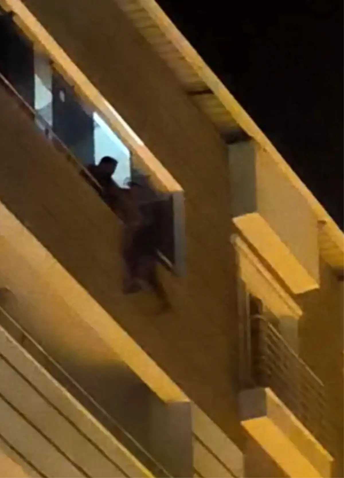Gaziantep'te Genç İntihar Girişiminde Bulundu, Polis Tarafından Kurtarıldı