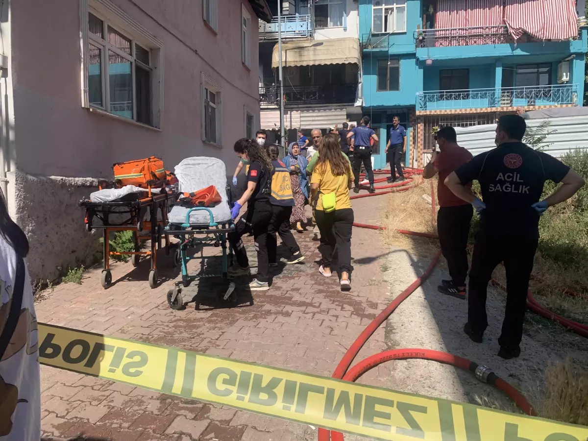 Kocaeli'nde Apartman Yangını: 3 Mahsur Kurtarıldı