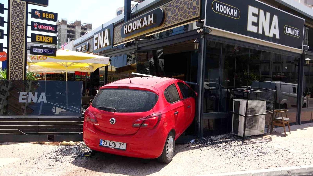 Mersin'de Kadın Sürücü Dönüş Yaparken Kafeye Daldı