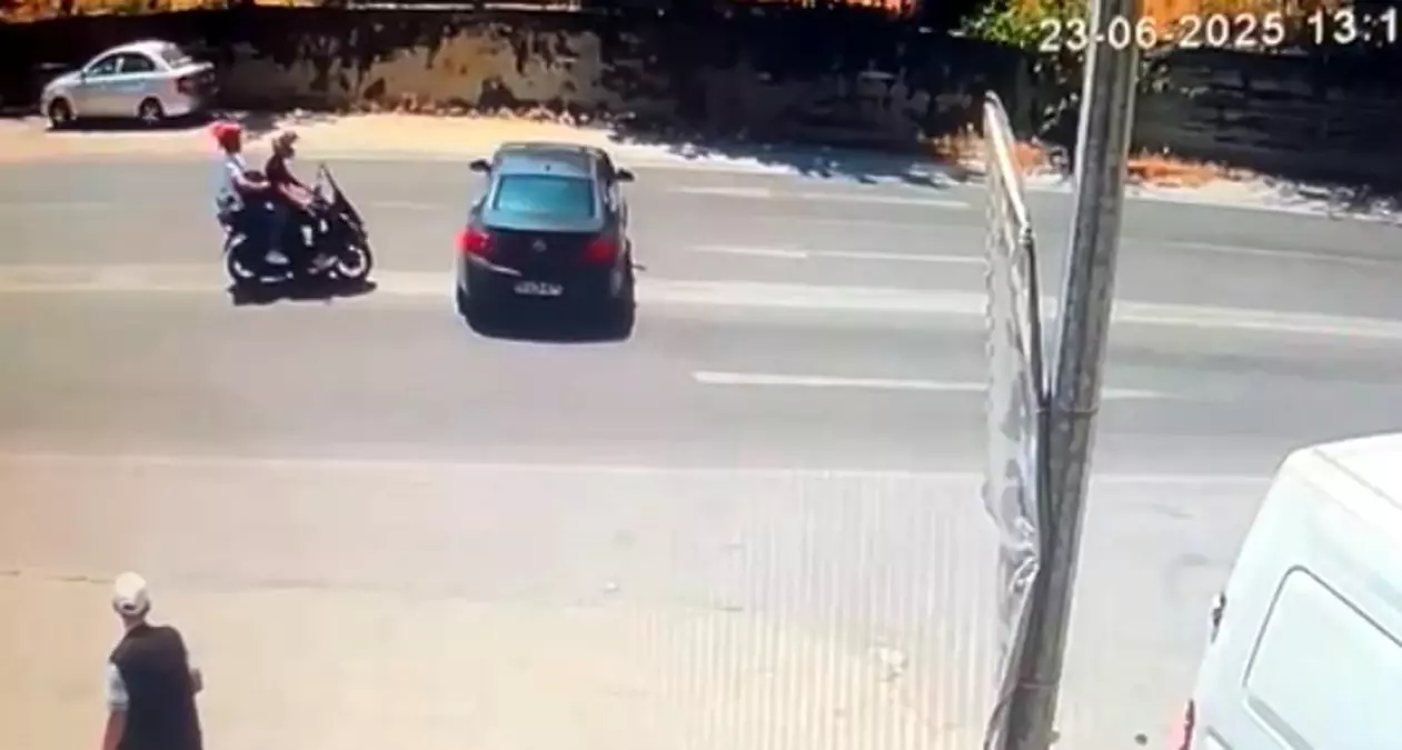Çorlu'da U Dönüşü Yapan Otomobil Motosiklete Çarptı: 2 Yaralı