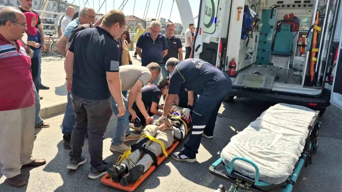Düzce'de Motosiklet ve Bisiklet Çarpıştı: 2 Yaralı