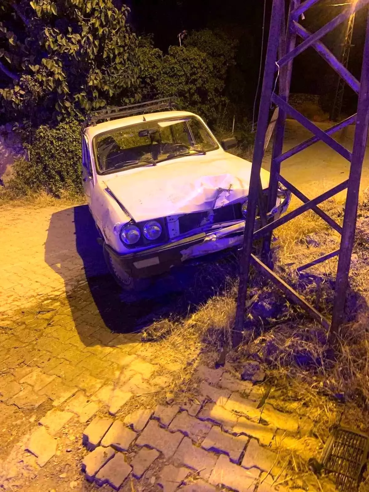 Adıyaman'da Kontrolden Çıkan Otomobil Elektrik Direğine Çarptı: 3 Yaralı