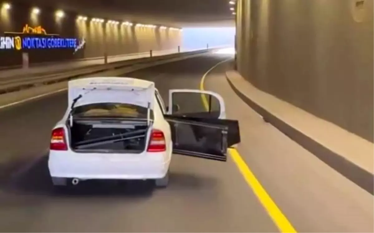 Şanlıurfa'da Seyir Halindeki Otomobilin Kapıları Açık Yol Aldı