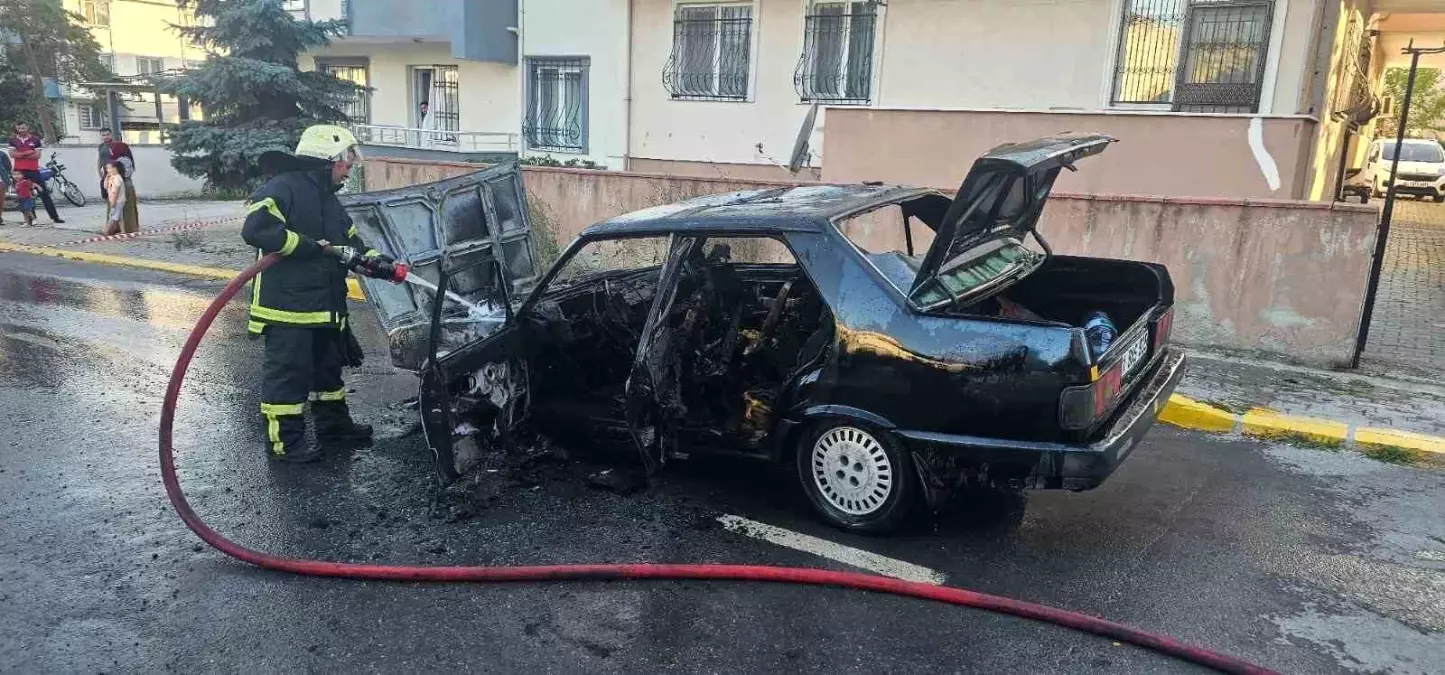 Kocaeli'de Seyir Halindeyken Otomobil Alev Aldı