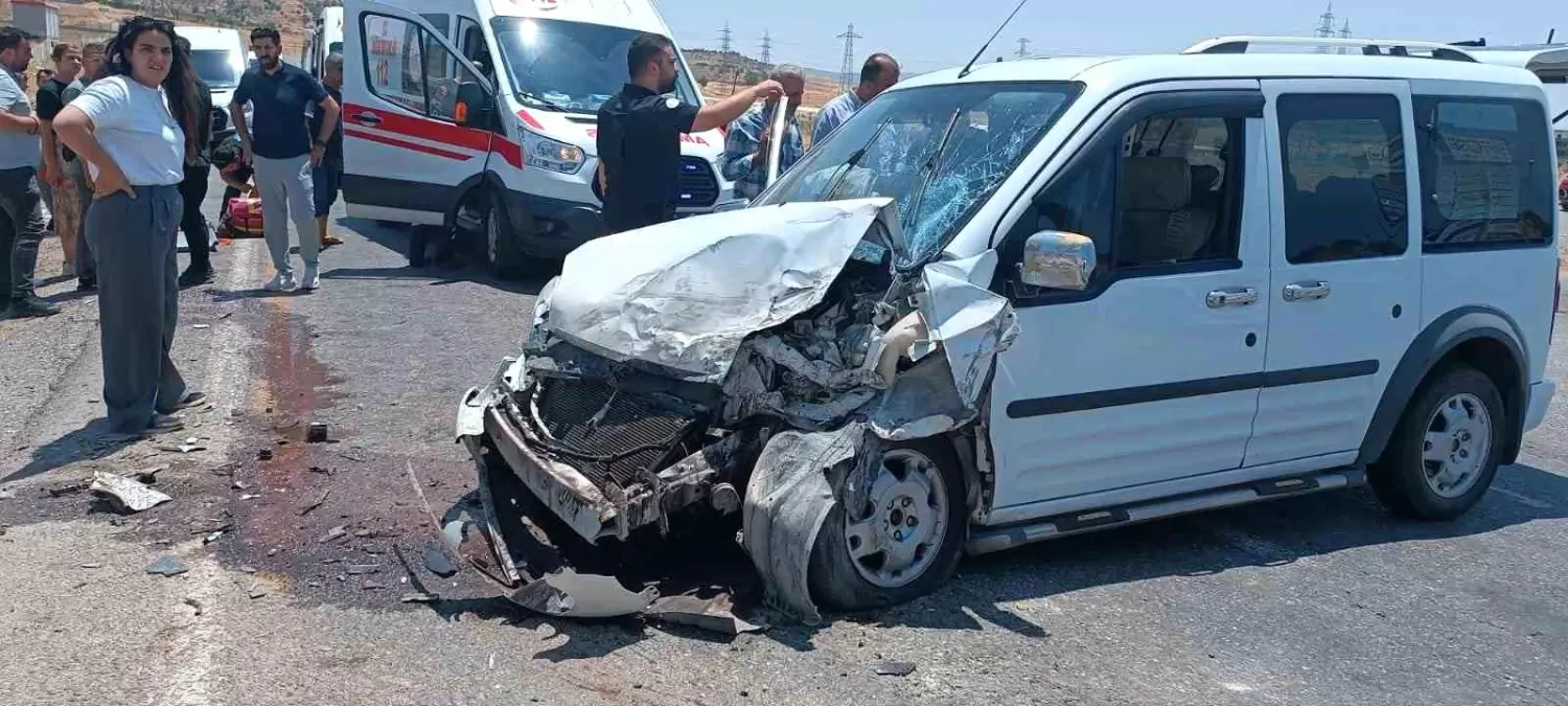 Siirt'te Hafif Ticari Araçlar Çarpıştı: 4 Yaralı